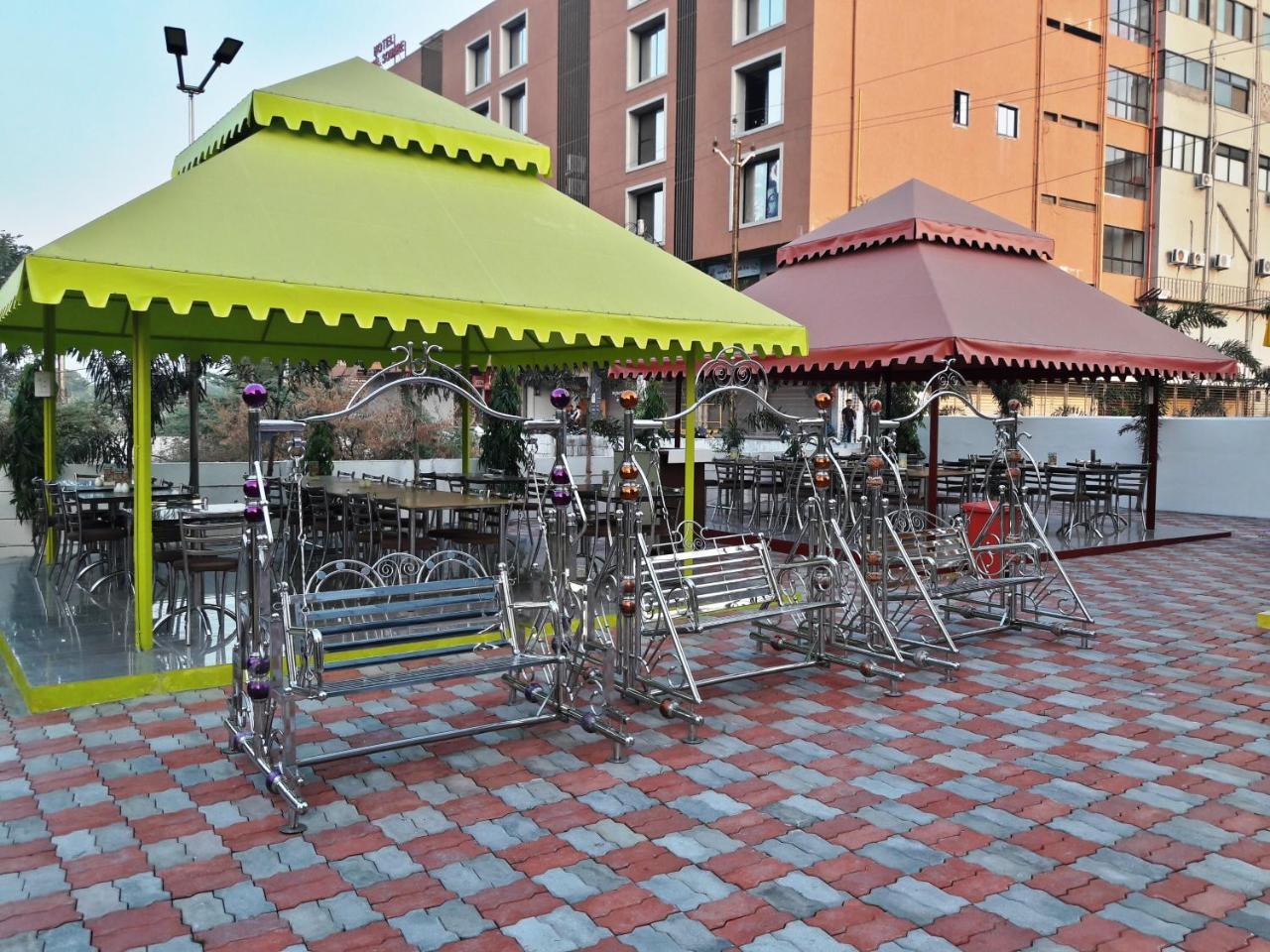 Dev Motel And Banquet Nadiād Exteriör bild